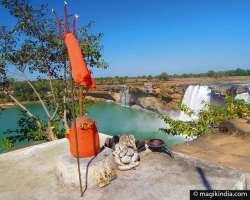 The left bank of the falls consists of a small Hin The left bank of the falls consists of a small Hindu sanctuary devoted to the god Shiva. Several naturally created grottoes are also found at the site